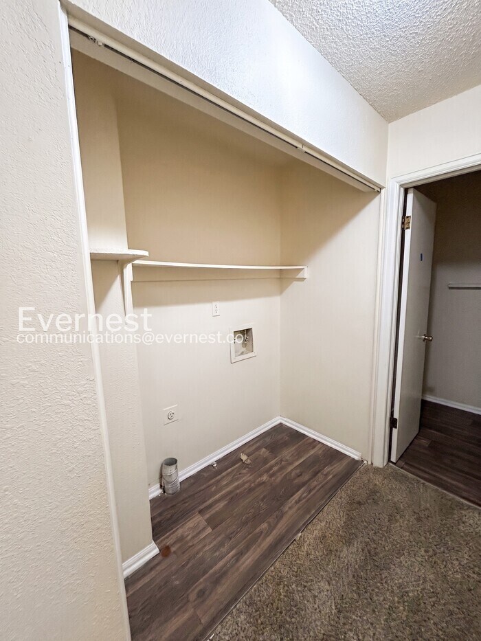 Building Photo - 2702 Dickens Dr