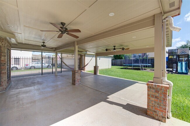Building Photo - 7323 Sunset Bend Ln
