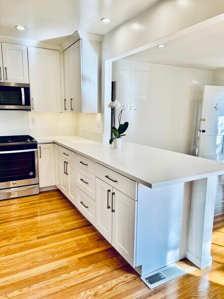 Building Photo - 1256 Devon Ave