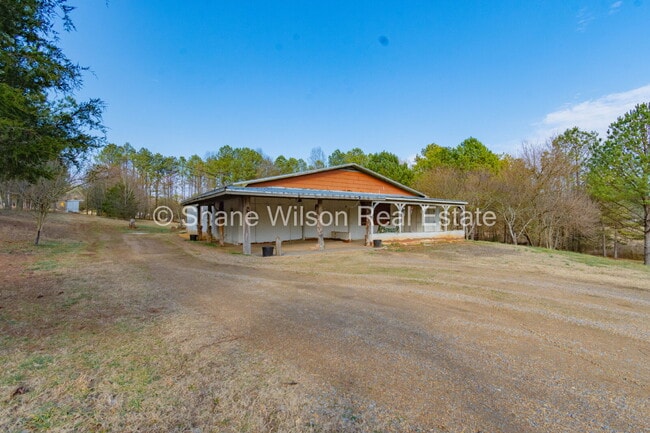 Building Photo - Commercial Property Ideal for Contractor t...