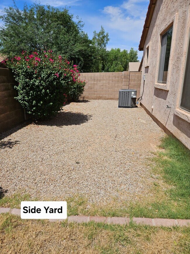 Building Photo - 931 E Sherri Dr