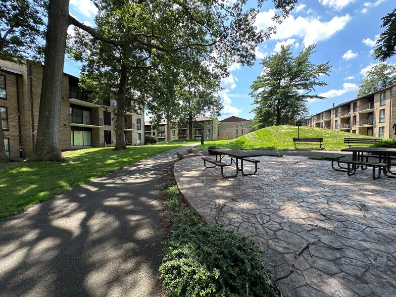 Building Photo - 2052 Royal Fern Ct