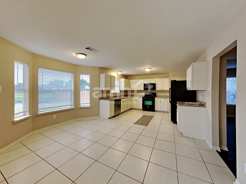 Building Photo - 4135 President's Dr W