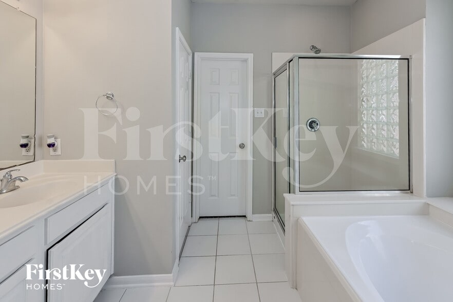 Building Photo - 23722 River Pl Dr