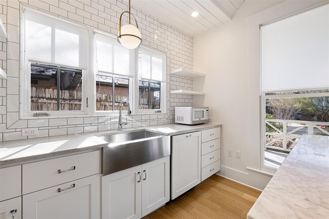 Building Photo - 2606 W 8th St