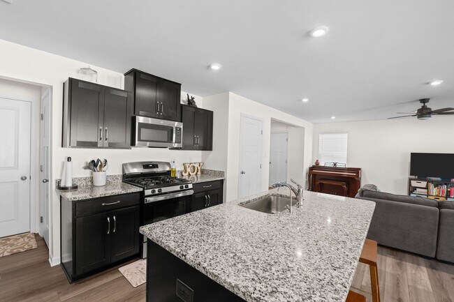 Building Photo - Beautiful 4-Bedroom Home with Fenced Backyard & Open Floor Plan!