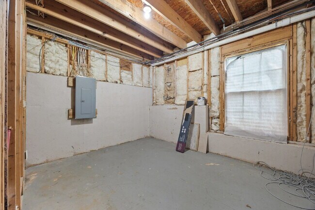 Building Photo - Spacious 3BR/3BA + 2 Bonus Rooms | $2,500/...