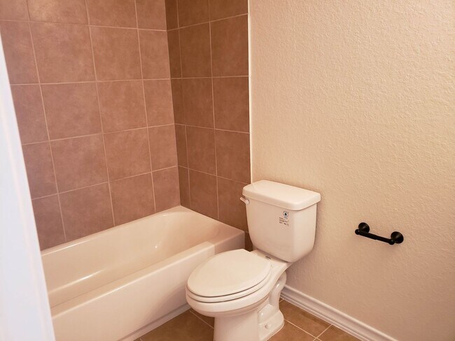 Building Photo - Townhome END unit
