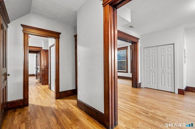 Building Photo - 548 Ferry St