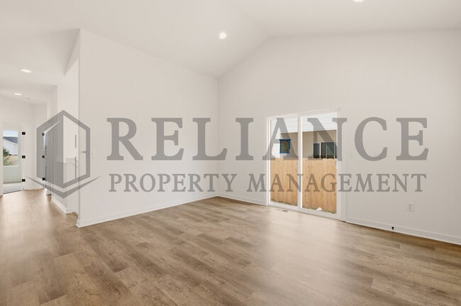 Building Photo - 5249 N Pinecrest Ct