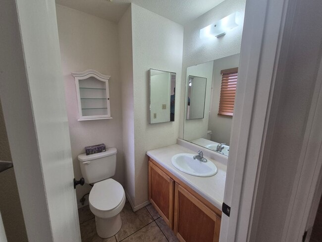 Building Photo - Charming 3 Bedroom 1.5 Bathroom home