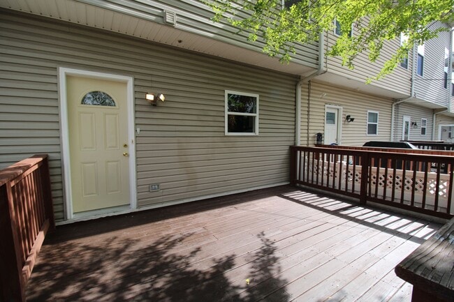 Building Photo - Spacious 3 Bedroom on 3rd St