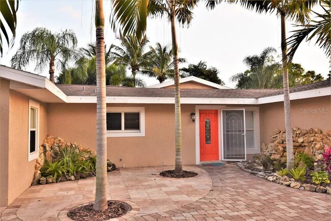 Building Photo - 2226 Siesta Dr