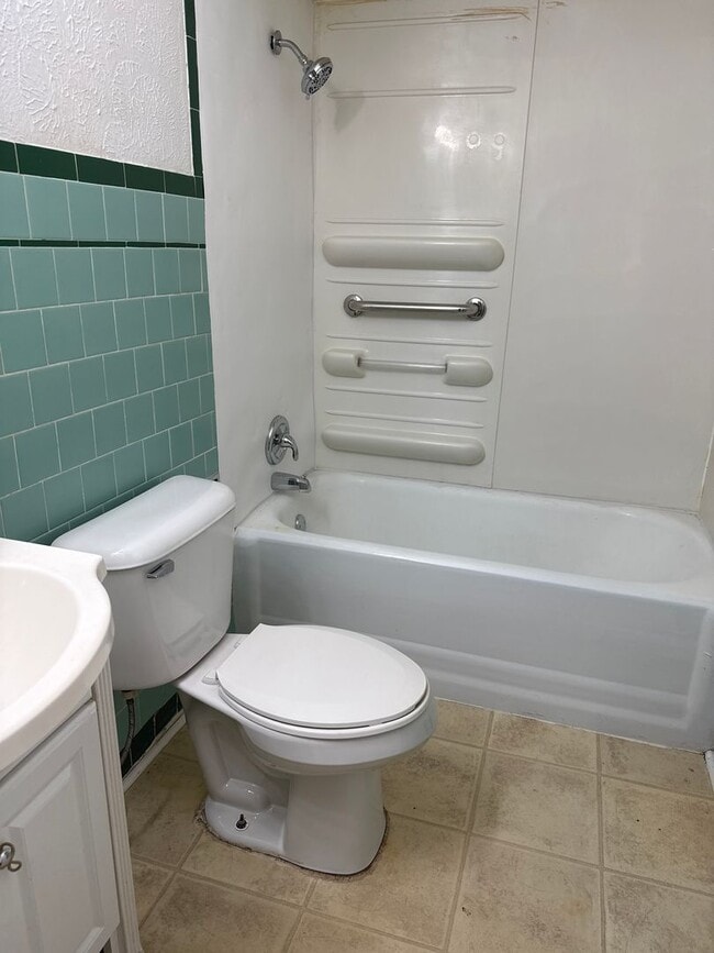 Building Photo - Coming soon!!!!      4 bedroom 2 bath with...