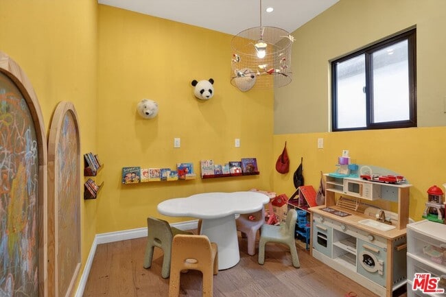 Building Photo - 10749 Weyburn Ave