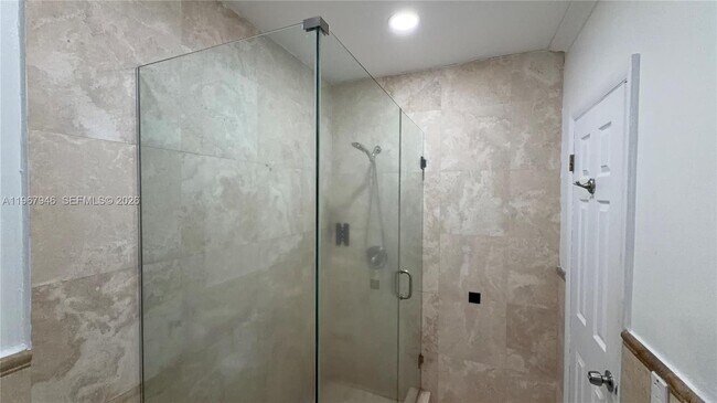 Building Photo - 10004 E Bay Harbor Dr