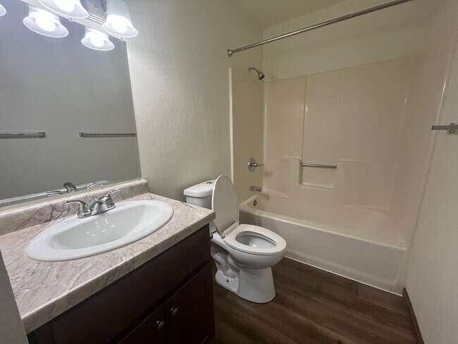 Building Photo - 519-E S Silverwood Lane