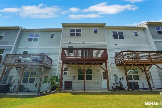 Building Photo - Charming 4BR Townhome in Apex