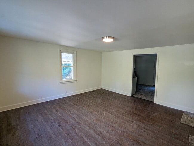 Building Photo - 2 Bedroom Red Bank House