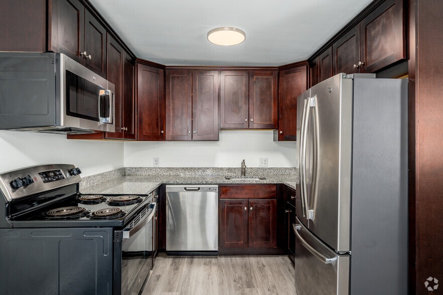 2BR, 1BA - 875SF - Kitchen - Parkside Manor Apartments