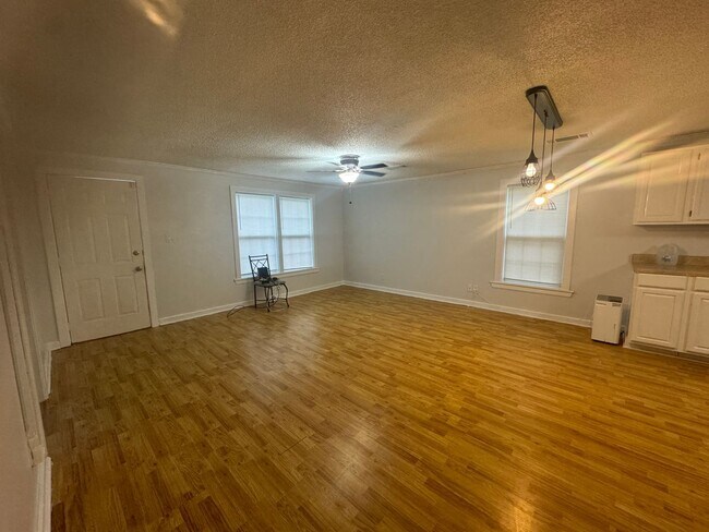 Building Photo - 5112 Kraft St