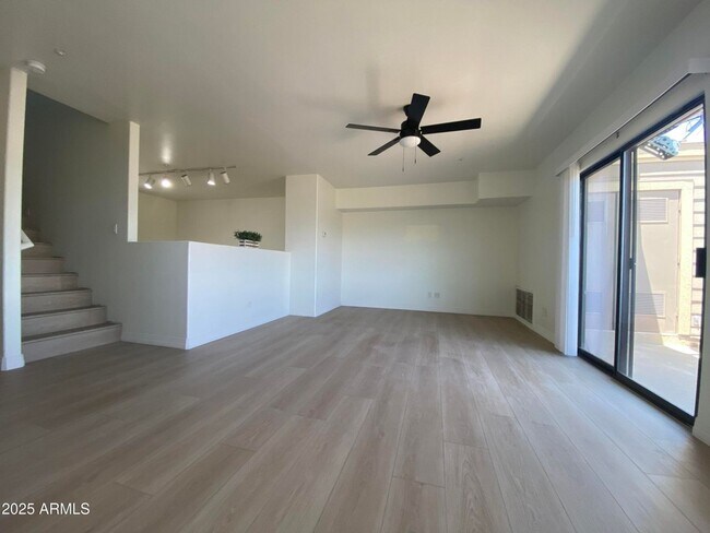 Building Photo - CUTE TOWNHOME AVAILABLE NOW NEAR TEMPE TOWN LAKE!!!