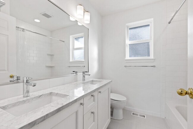 Building Photo - 3Bd/3Ba Seattle Townhome