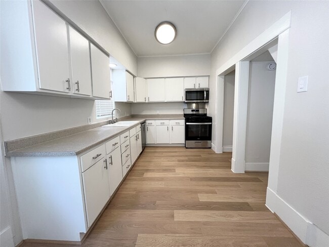 Building Photo - 421 E Myrtle St