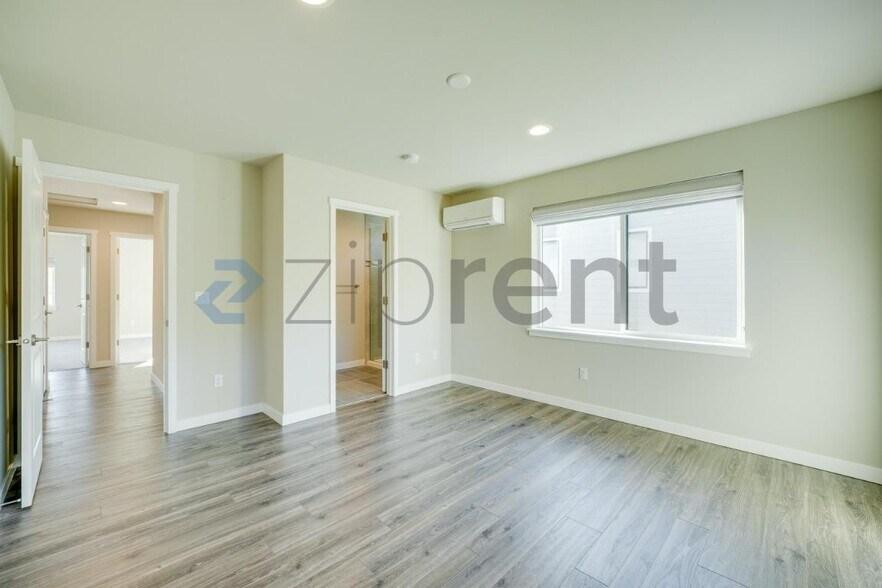 Building Photo - Unit K1