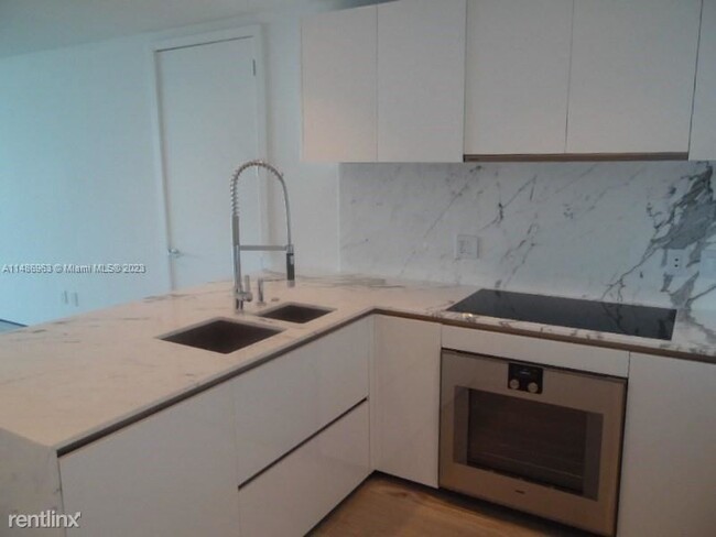 Building Photo - 2 br, 2.5 bath Condo - 10203 Collins Ave U...