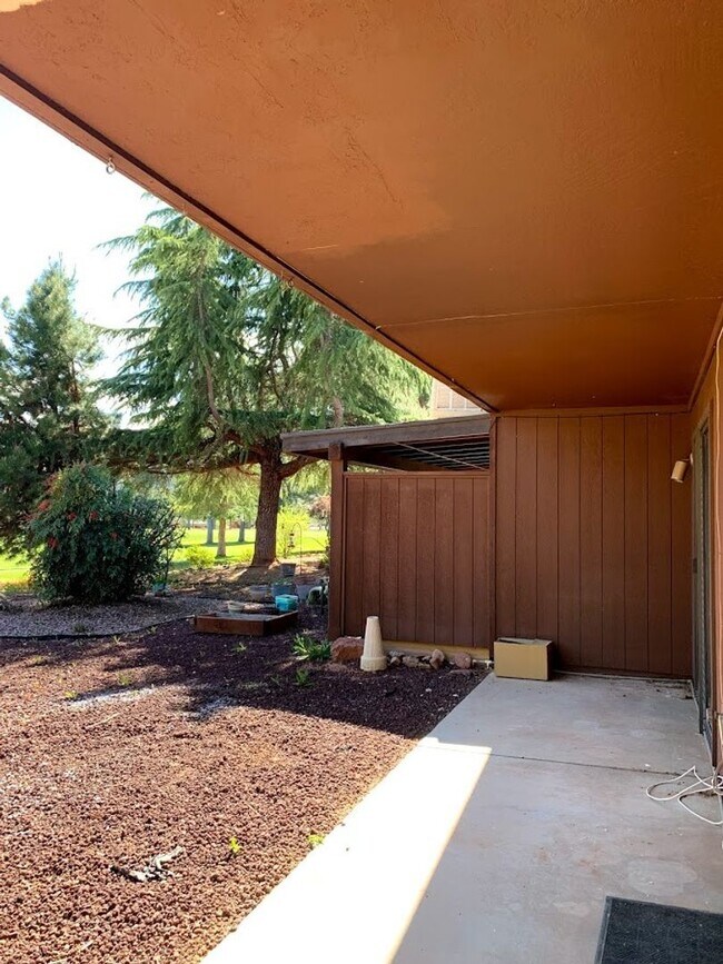 Building Photo - 375 Fairway Oaks Dr