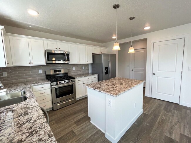 Building Photo - Bright and spacious 4 Bedroom 2.5 Bath hom...