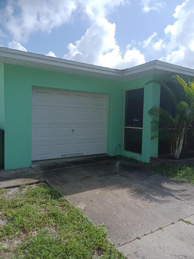 Building Photo - 322 Vanderbilt Dr