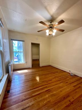 Building Photo - Charming 1-Bedroom Apartment in Desirable ...