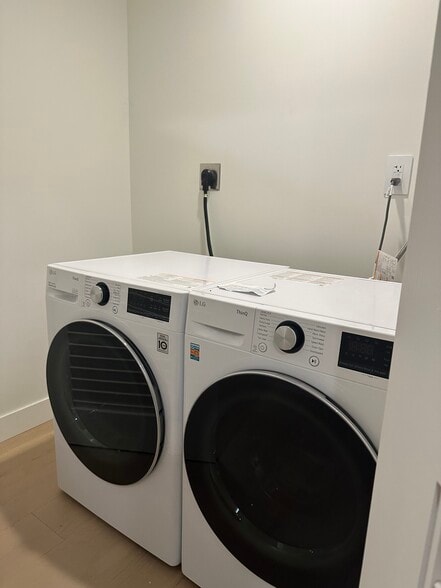 Building Photo - 39 S Los Robles Ave