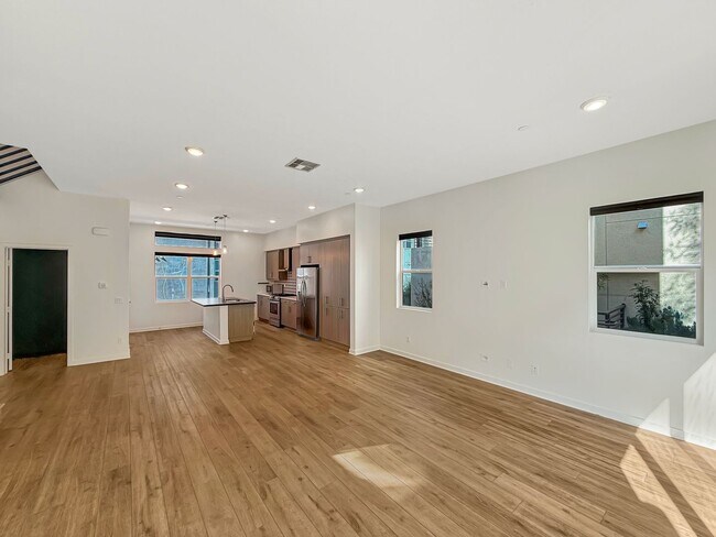 Building Photo - 3B/2.5BA Townhome in Mission Valley Now Av...