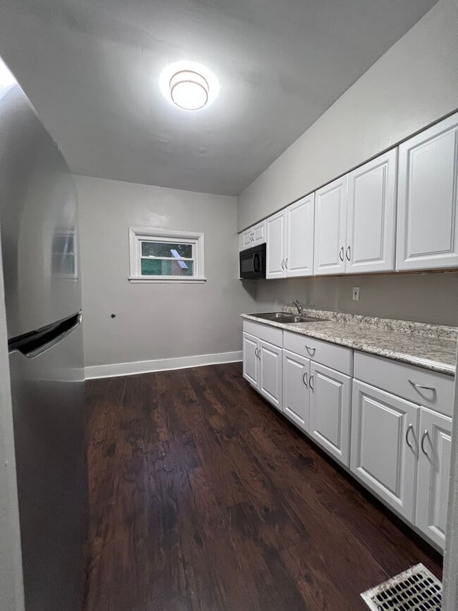 Building Photo - Updated 2BR Townhouse now showing!