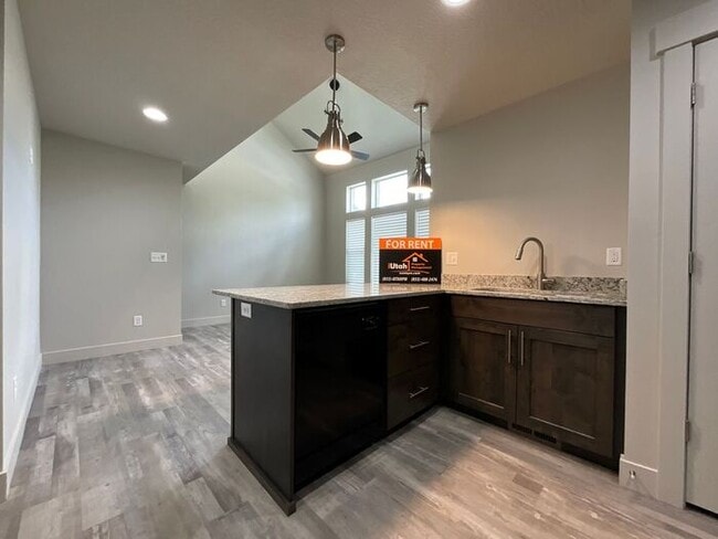 Building Photo - 2 bedroom 2 1/2 bath townhouse