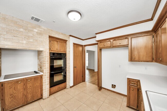 Building Photo - 8006 Oakington Dr