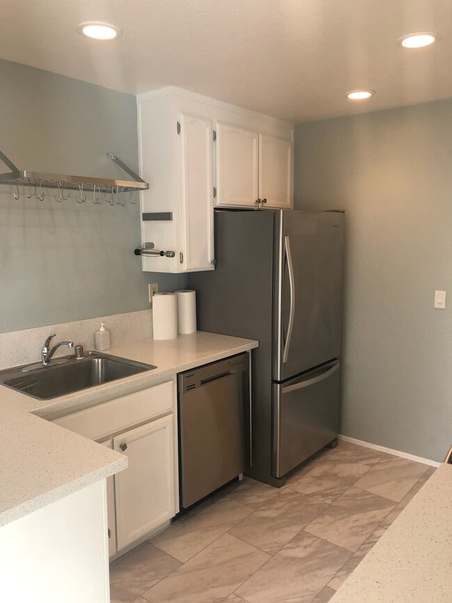 Building Photo - 850 Apricot Ave