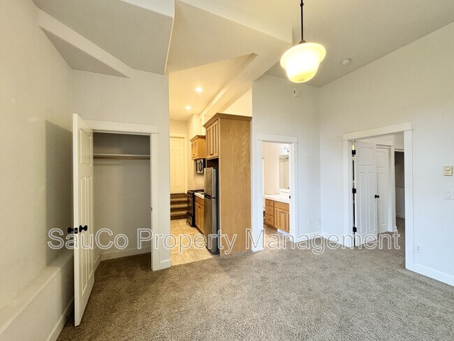 Building Photo - 3340 SW 12th Ave