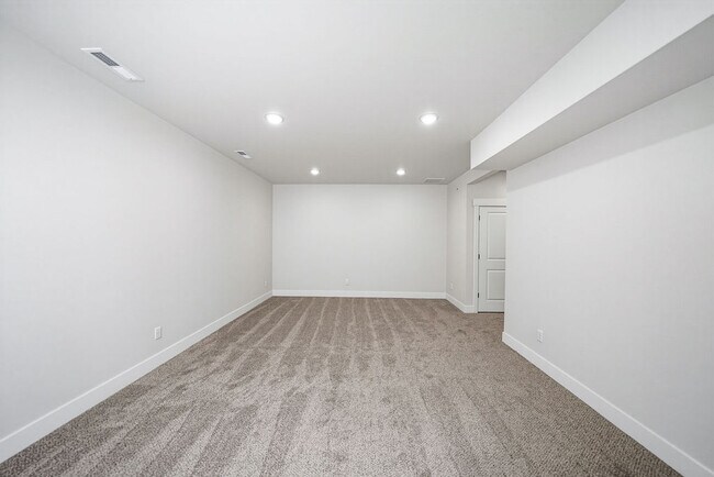 Building Photo - 475 E River Rd