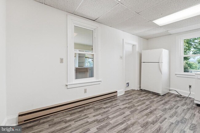 Building Photo - 815 N Maple Ave