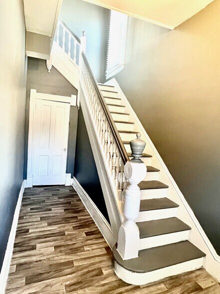 Building Photo - 1009 S Central Ave