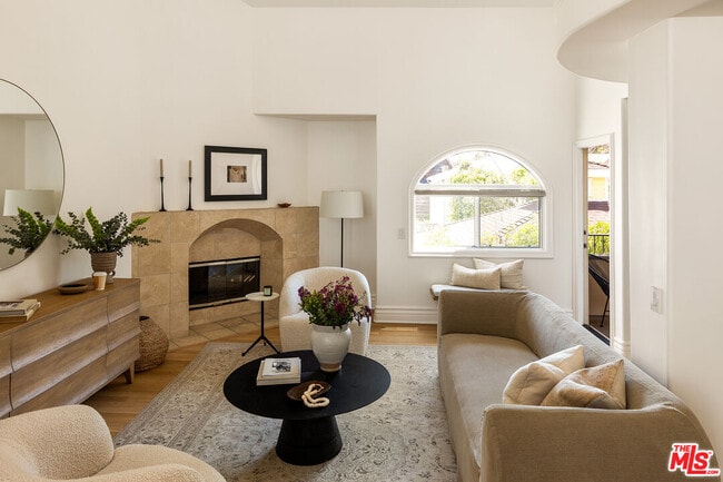 Building Photo - 911 7th St