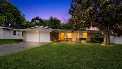 Building Photo - 802 Wisteria Way