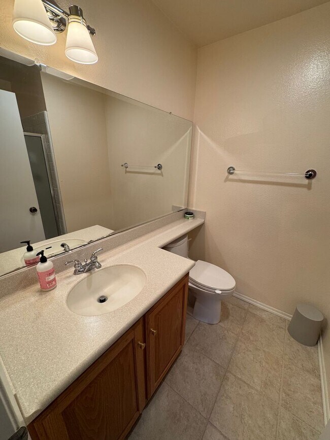 Building Photo - Charming Cul de Sac Home with Spacious Yard and Renovated Interior