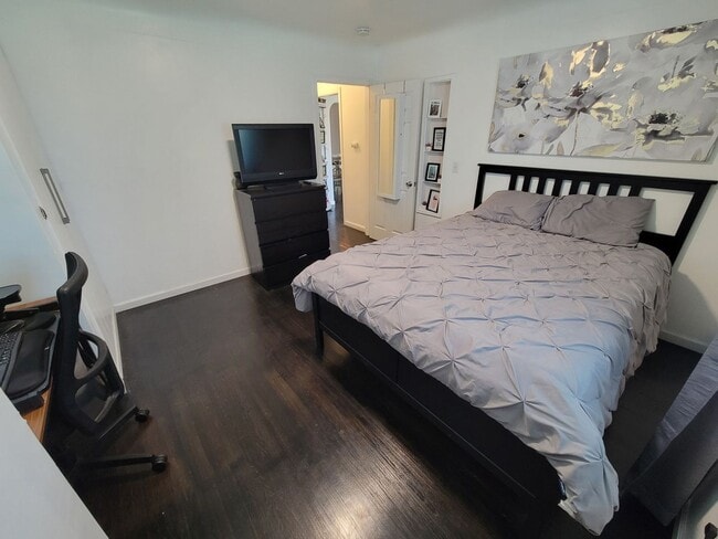 Building Photo - Great Single Family Home in West Long Beach