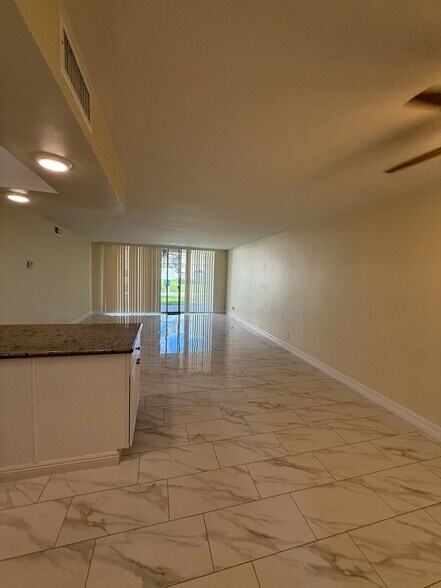 Building Photo - 6979 Palm Ct