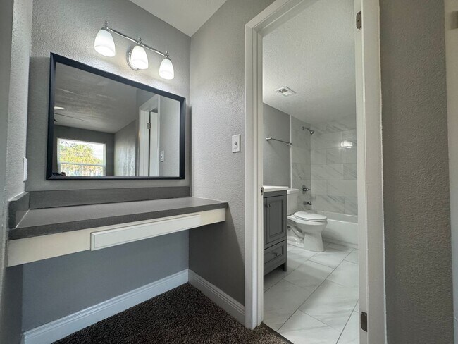 Building Photo - Newly Renovated 2/1 Condo ~ Gated Community near Tuskawilla!